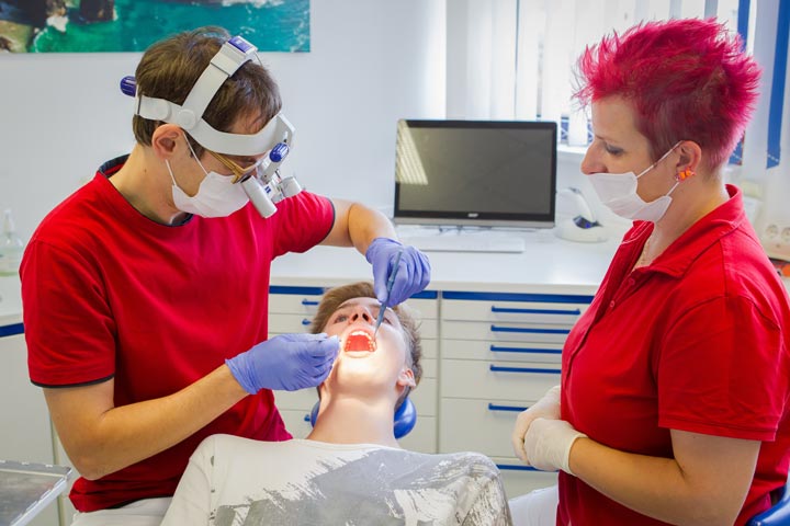 [Translate to Russisch:] Zahnbehandlung von A bis Z in der Zahnarztpraxis Jendrek in Jena.