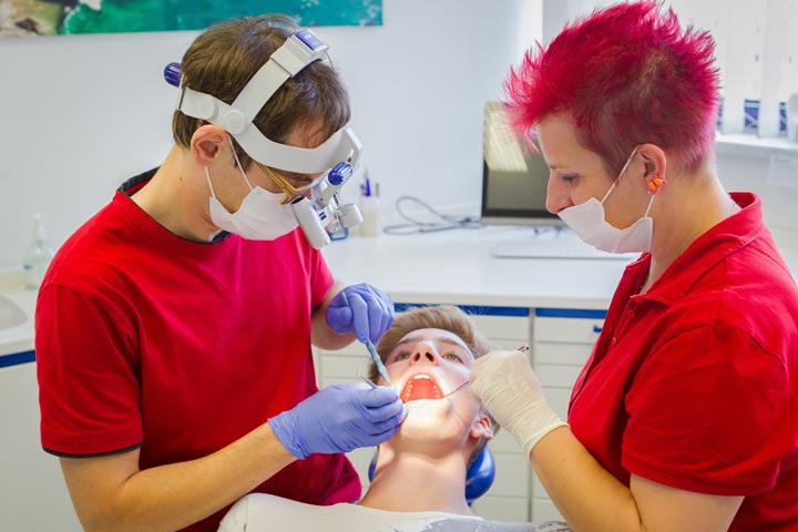 Um Ihre Zähne stets bemüht - Zahnarzt Dr. Martin Jendrek in Jena.